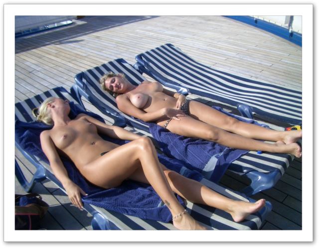 bronzer topless à la piscine